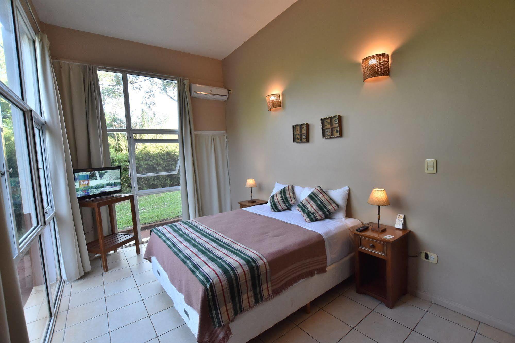 Iguazu Inn Hostel Пуэрто-Игуасу Экстерьер фото