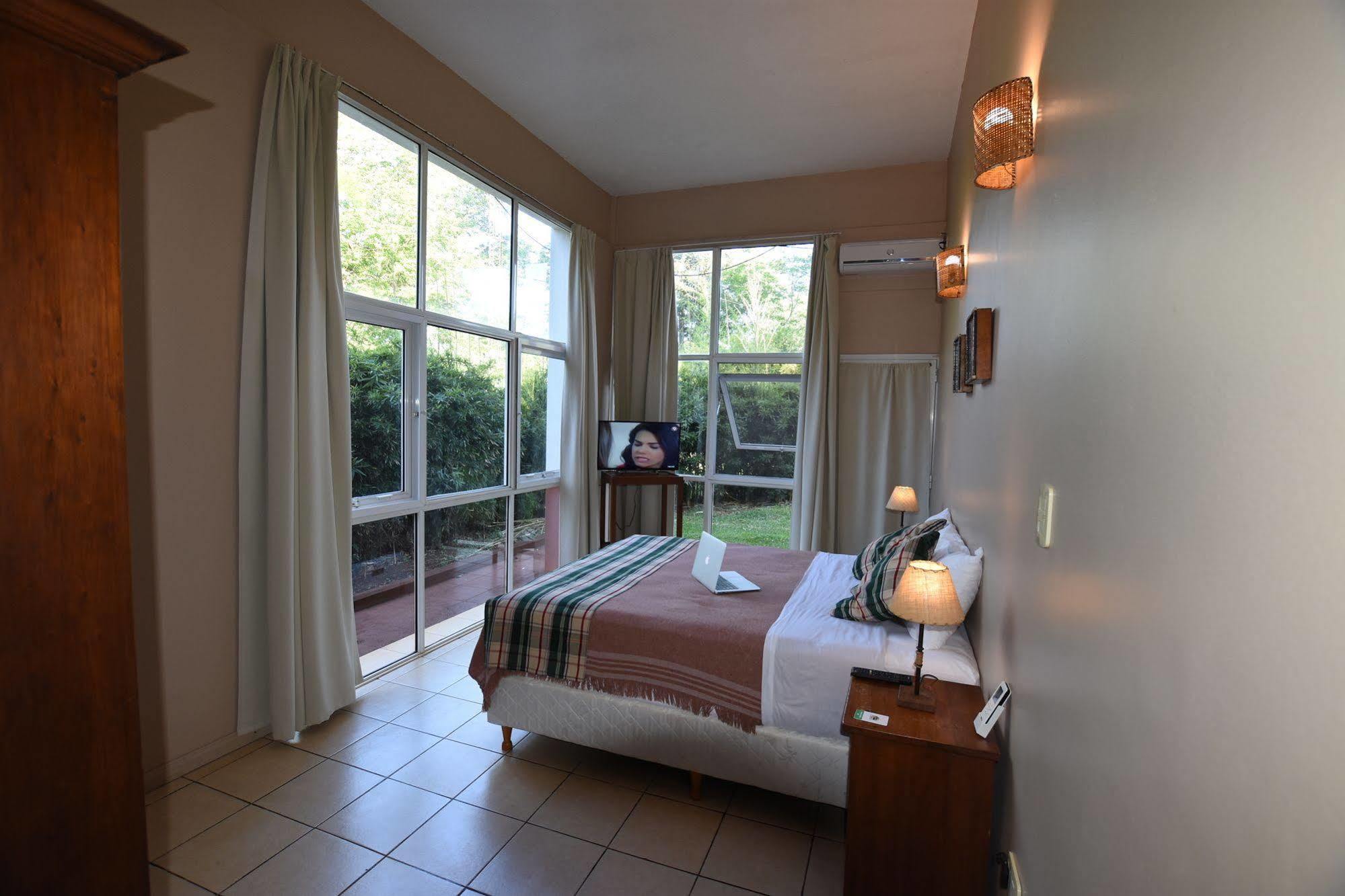Iguazu Inn Hostel Пуэрто-Игуасу Экстерьер фото