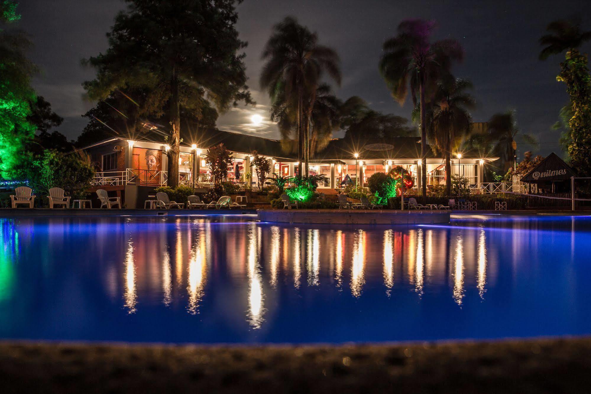 Iguazu Inn Hostel Пуэрто-Игуасу Экстерьер фото